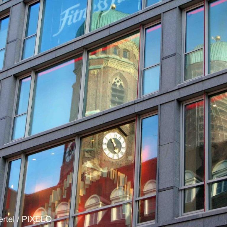 muc_Frauenkirche_im_Fenster_w
